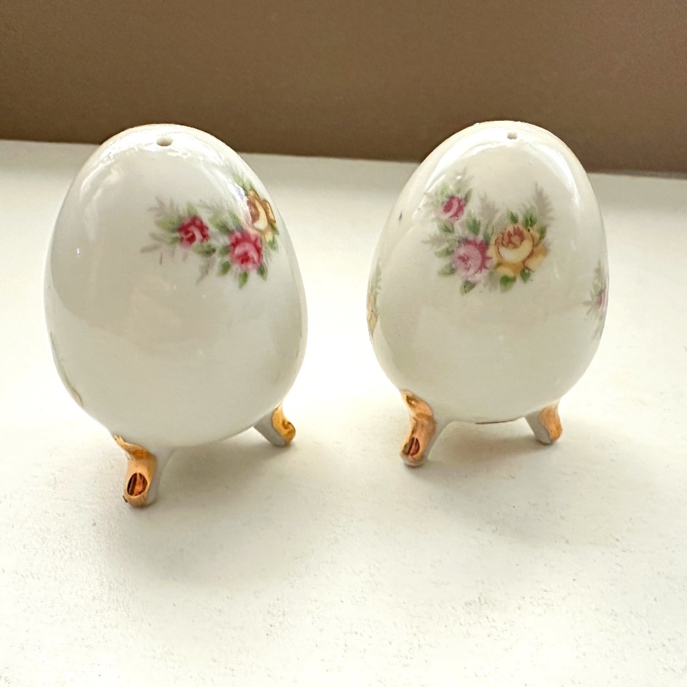 Vintage Enesco Japan Ceramic Floral Egg Salt & Pepper Shakers,‎ Gold Footed